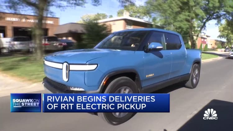 Electric truck battle heats up as Rivian begins R1T pickup deliveries