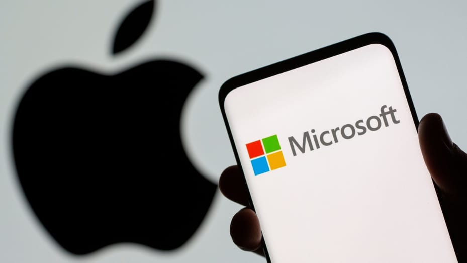 2021년 7월 26일에 찍은 이 그림에서 표시된 Apple 로고 앞에 스마트폰에 Microsoft 로고가 표시됩니다.