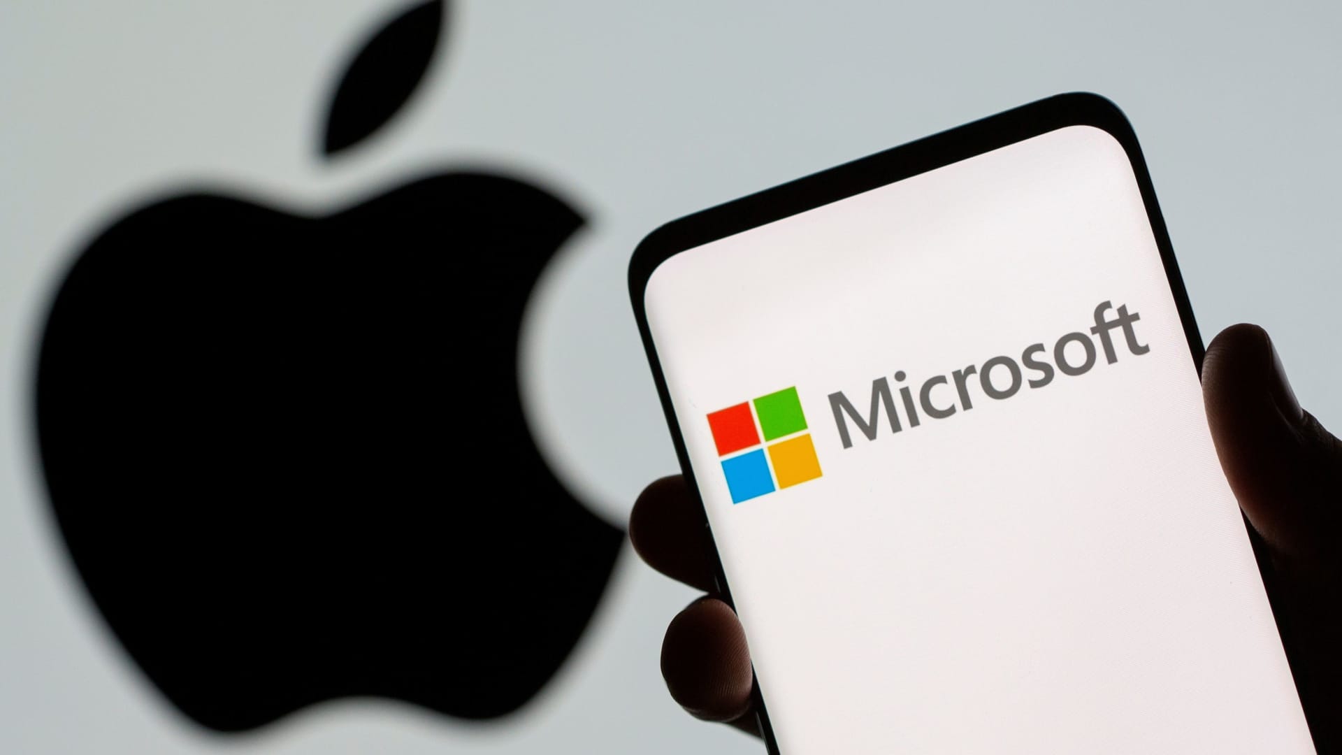 Apple vs. Microsoft? One outperforming fund manager picks his favorite  and explains why