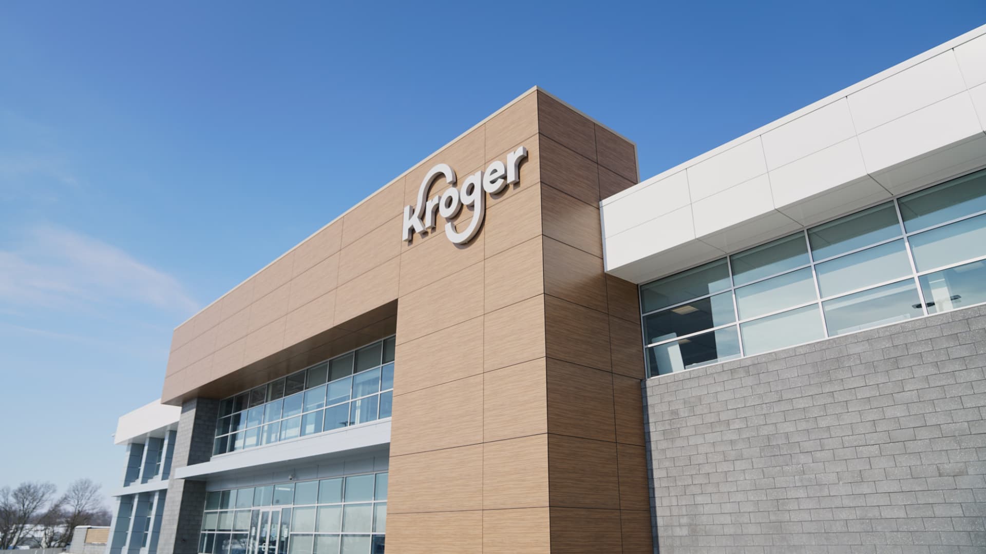 Kroger is opening automated warehouses around the country to build a larger and more profitable online grocery business.