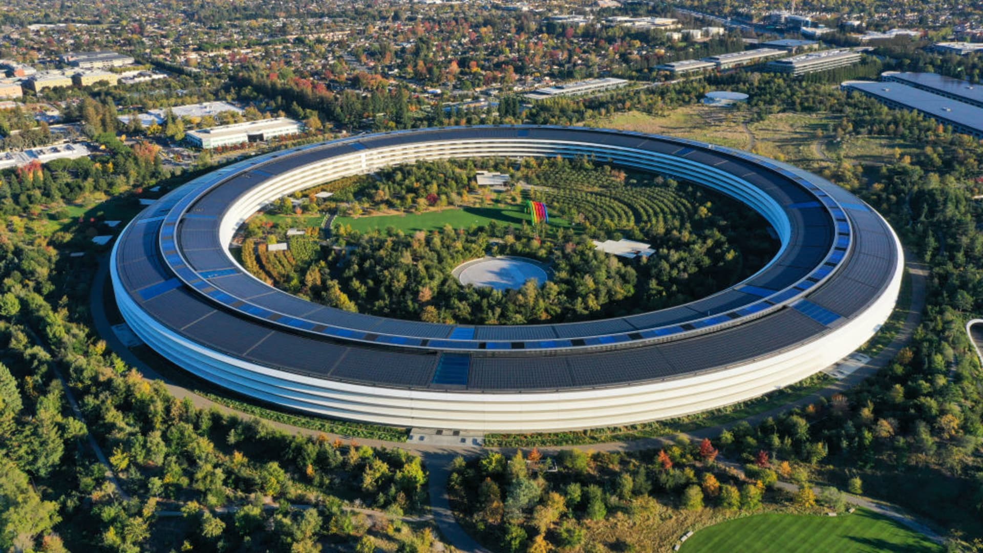 Apple tells employees to work at the office three times per week starting in Sep..