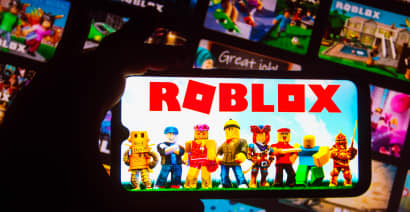 Shares of Roblox pop after December update shows increase in bookings