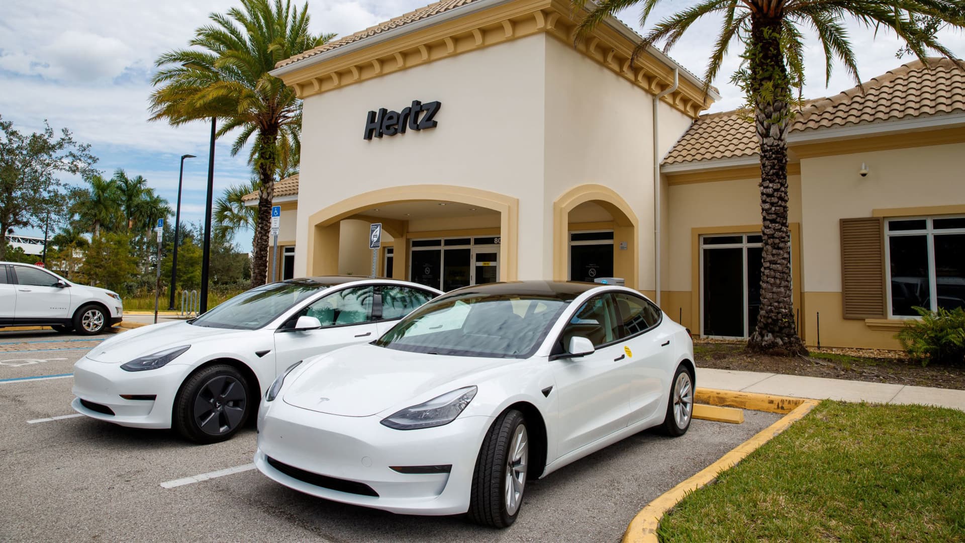 Hertz is teaming up with oil giant BP to install thousands of EV chargers in the U.S. – CNBC
