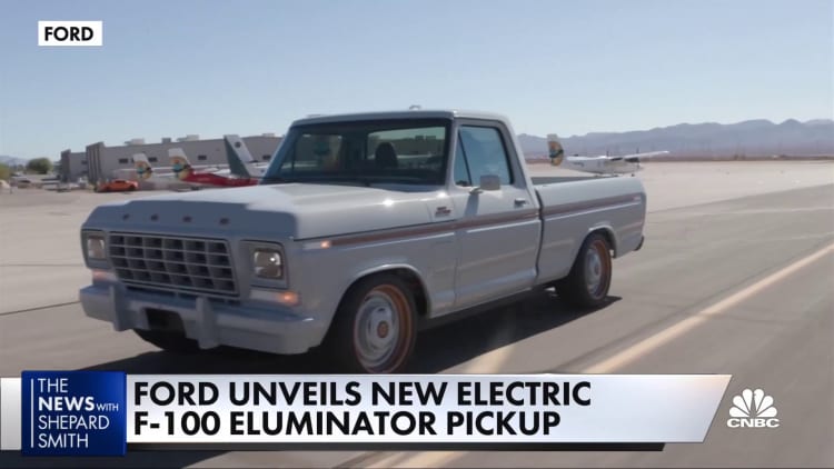  Ford presenta una camioneta eléctrica personalizada antes de la F