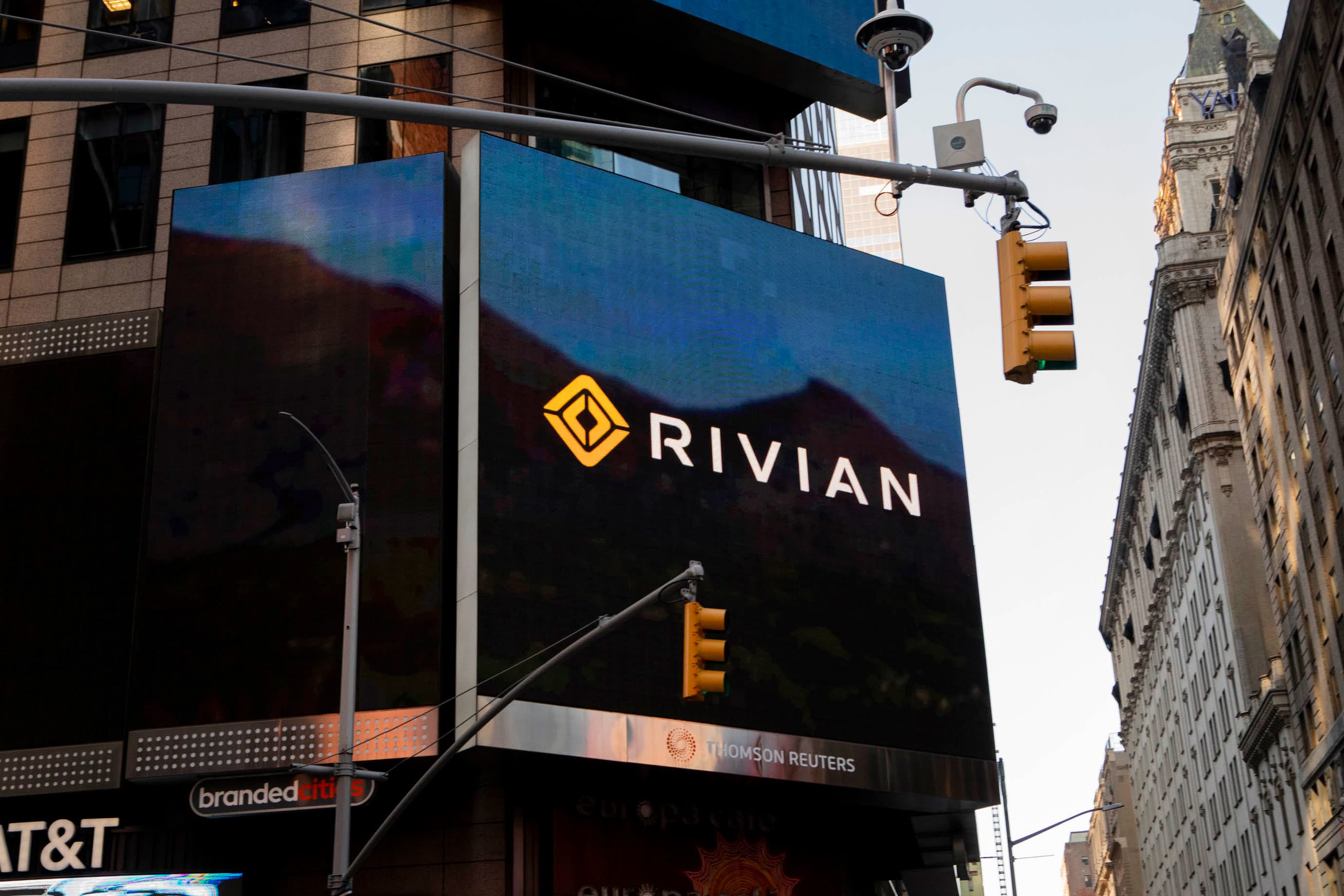Rivian stock sinks after EV maker says it expects to deliver a modest 25000 vehicles this year – CNBC
