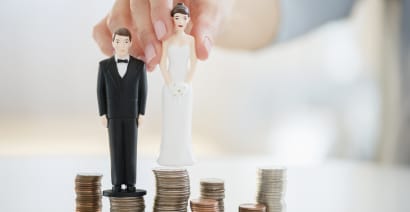 Financial advisors can give newlyweds financial compatibility as a wedding gift