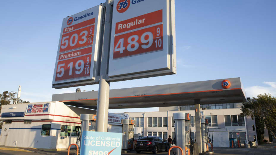Los precios de la gasolina se muestran en una gasolinera el 16 de noviembre de 2021 en el condado de San Mateo, California.