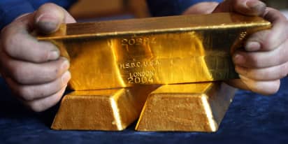 Gold trades near 8-month high and analysts expect its rise to continue