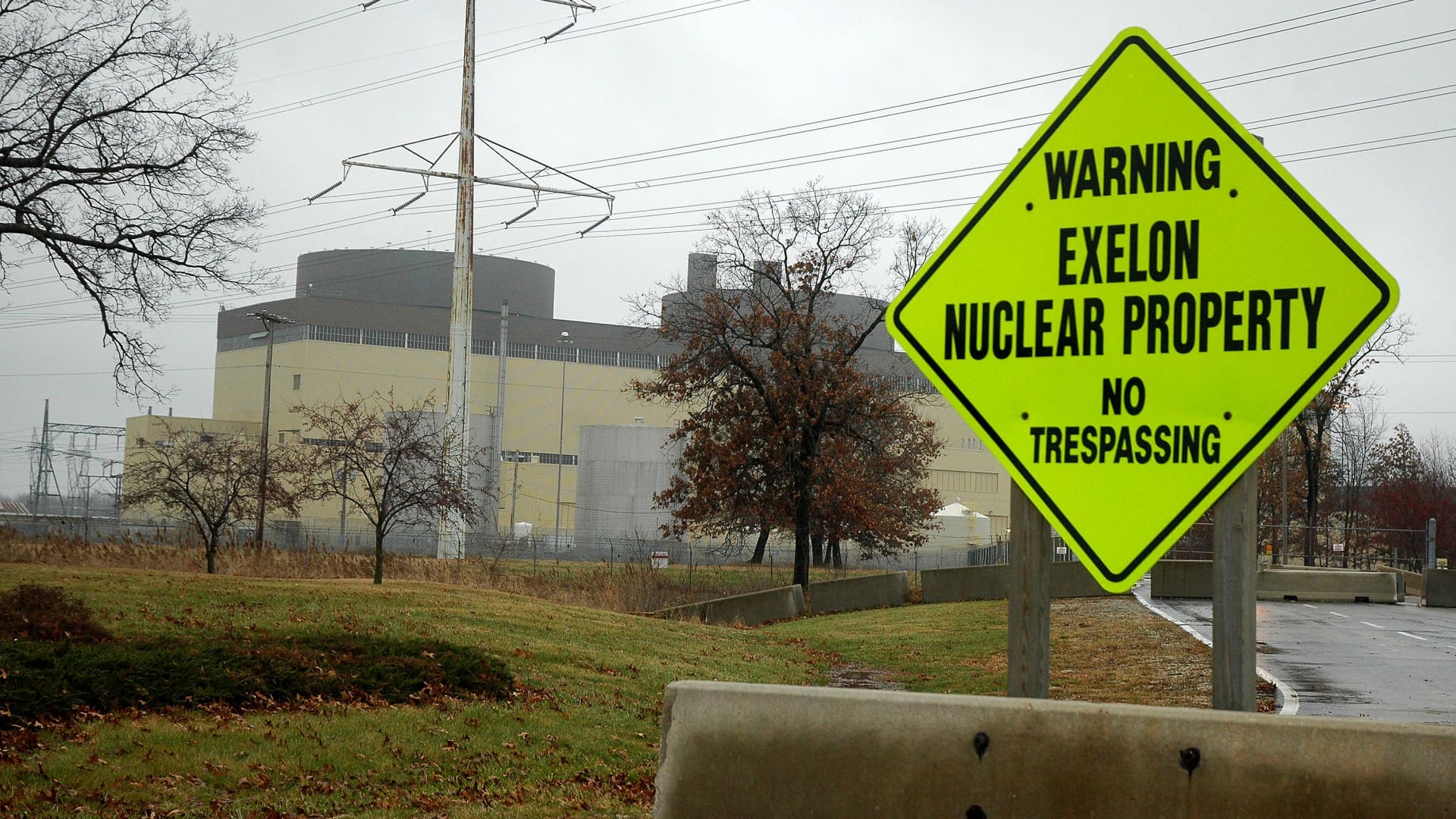 UNITED STATES - DECEMBER 12:A sign marks the entrance to the Exelon Corp. Braidwood Nuclear Generating Station in Braidwood, Illinois, Tuesday, December 12, 2006. Exelon Corp., the largest U.S. owner of nuclear-fueled power plants, raised its dividend for the first time since 2004 and forecast an increase in 2007 profit as its generation unit sells power at higher prices.(Photo by Joe Tabacca/Bloomberg via Getty Images)