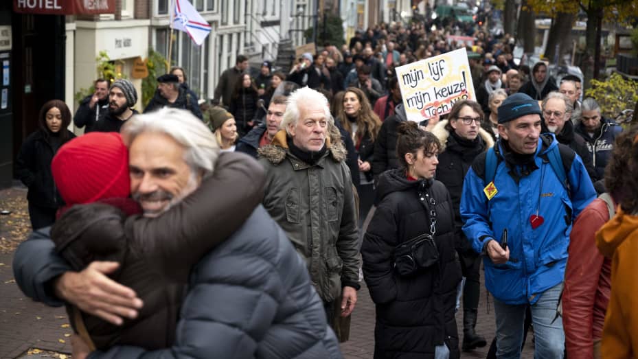 Menschen marschieren während eines Protests gegen die neuesten Maßnahmen zur Bekämpfung der Covid-19-Pandemie, trotz der Absage der Veranstaltung nach gewaltsamen Protesten in Rotterdam, am 20. November 2021 in Amsterdam.
