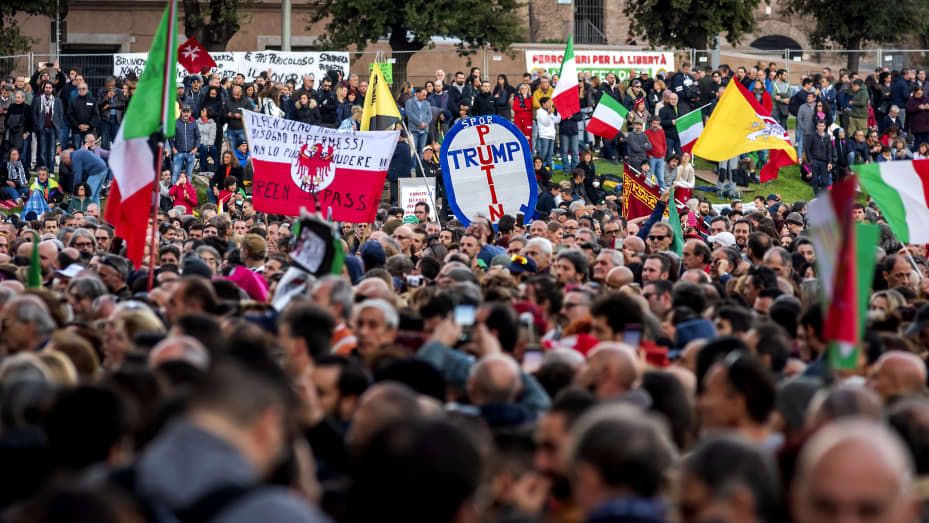 Menschen protestieren während einer von „No Green Pass“ und „No Vax“ organisierten Demonstration gegen das Gesundheitszertifikat Green Pass Covid-19 im Circo Massimo in Rom am 20. November 2021.