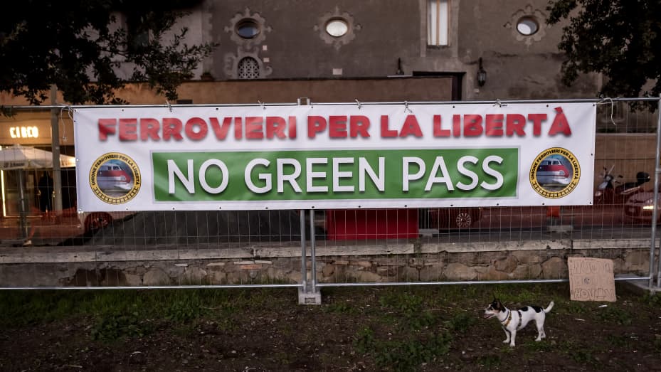 Ein Protestschild gegen Italiens „Grünen Pass“ am 20. November 2021 in Rom