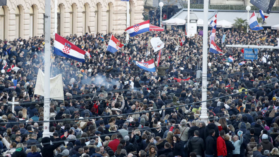 Tausende Menschen protestieren am 20. November 2021 in Zagreb, Kroatien, gegen die Covid-19-Maßnahmen.