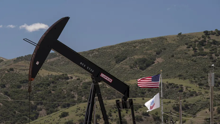 جک پمپ چاه نفت توسط شرکت شورون در سن آردو، کالیفرنیا، ایالات متحده، در روز سه‌شنبه، 27 آوریل 2021.