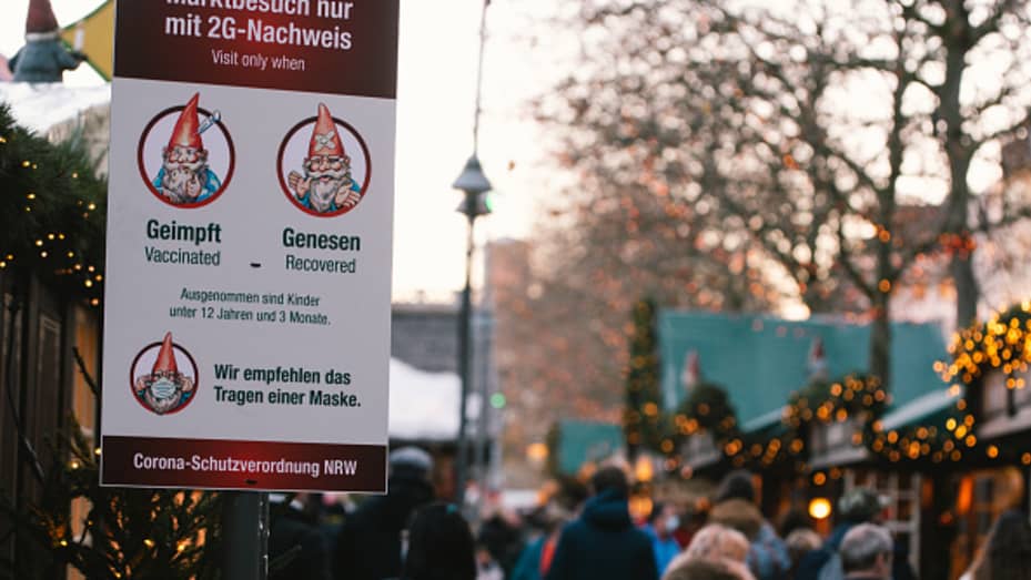 El letrero 2G se ve durante la apertura del mercado navideño en Colonia, Alemania, el 22 de noviembre de 2021, ya que los casos de coronavirus están en un pico alto en Alemania.