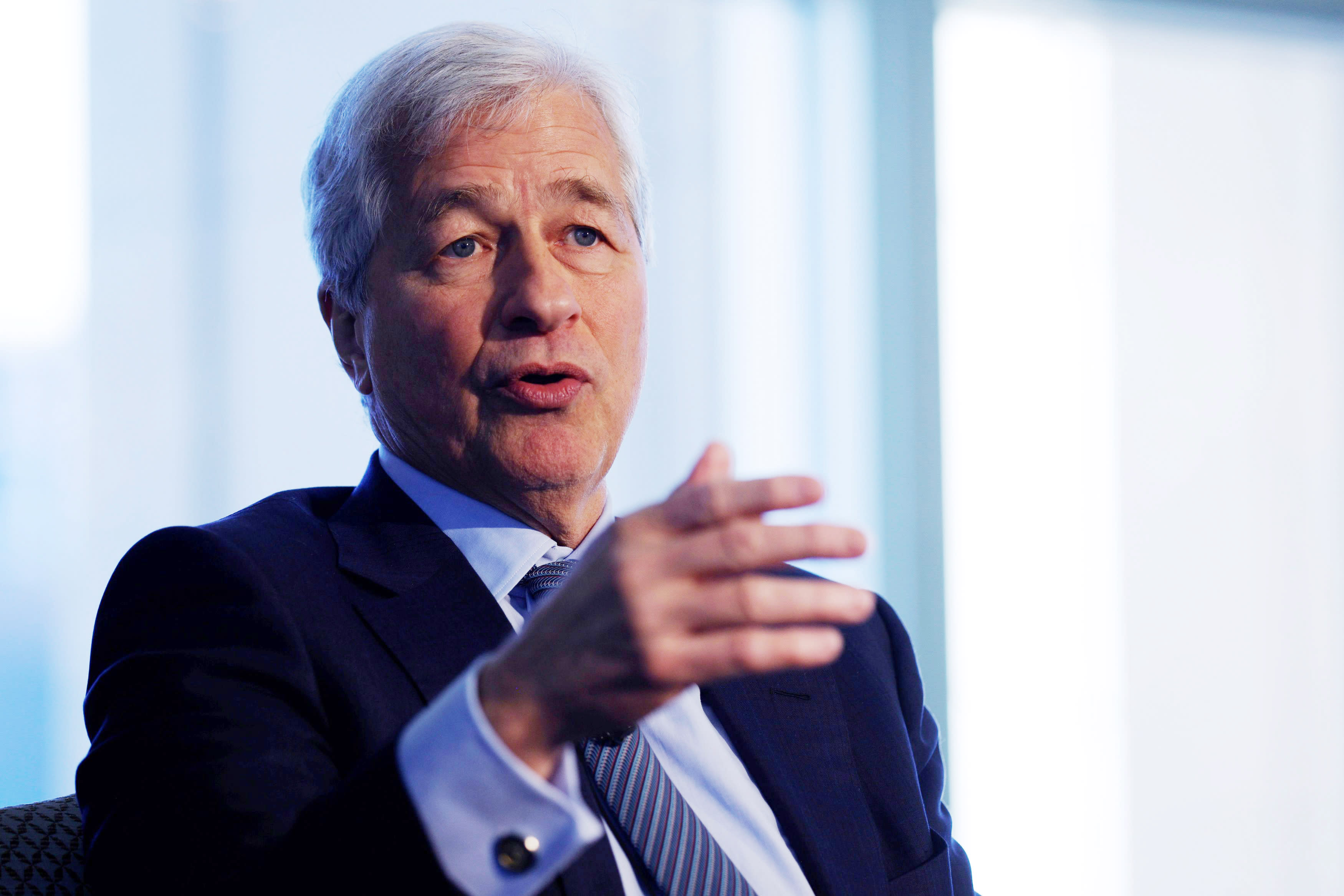 Jamie Dimon sees the best economic growth in decades, more than 4 Fed rate hikes this year