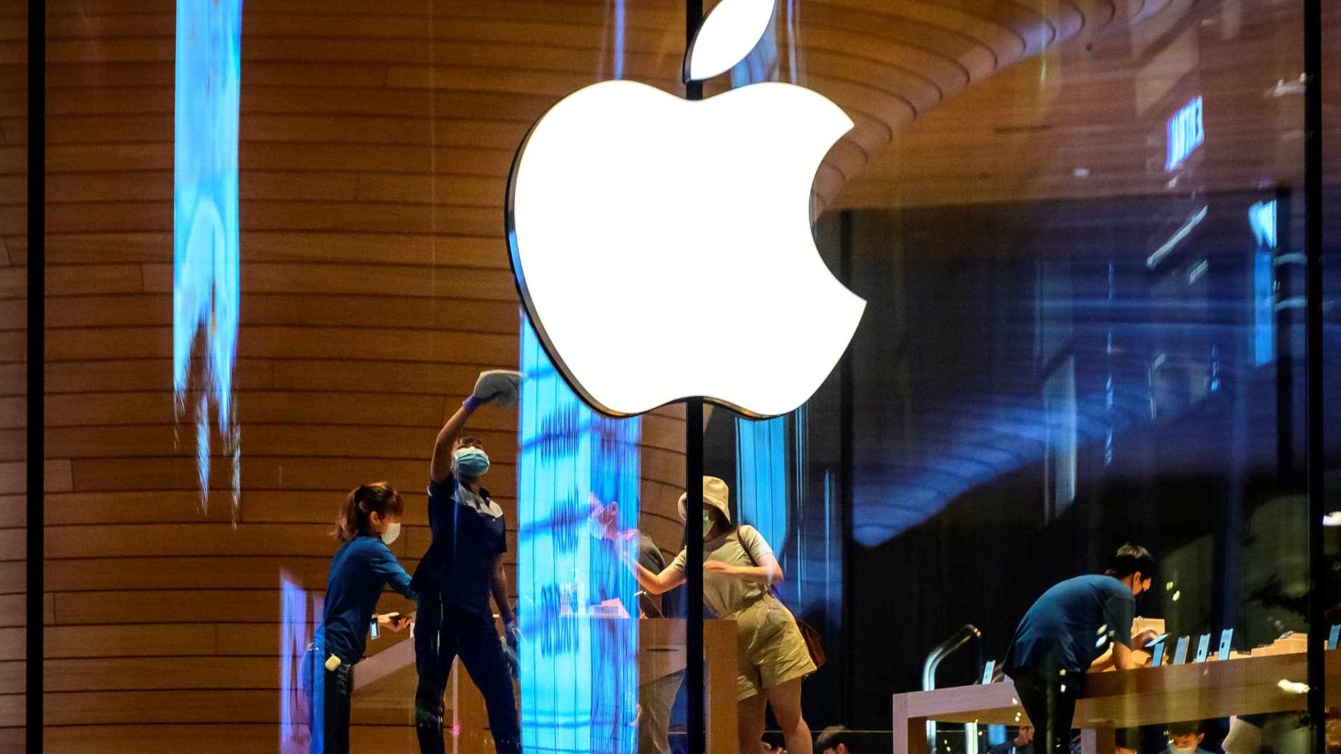 JPMorgan removes Apple from focus list on worries of less consumer spending thumbnail