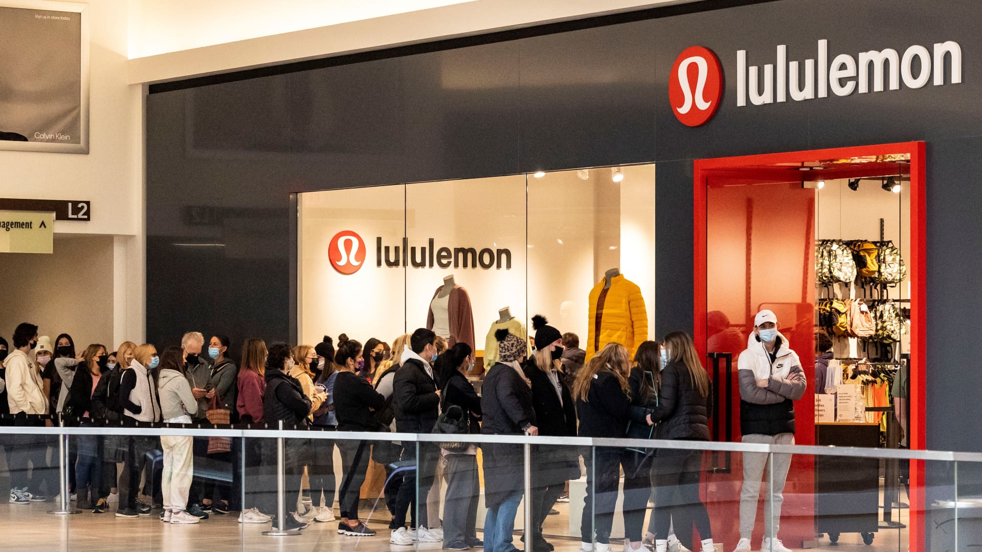 Lululemon शेयरों में गिरावट के बाद कंपनी कमजोर छुट्टी तिमाही मार्गदर्शन प्रदान करती है