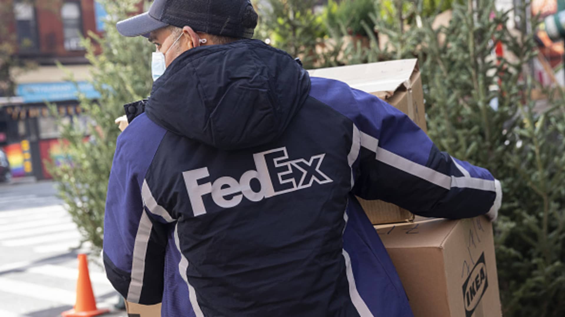 FedEx CEO says the company will make ‘an enormous effort’ towards AV trucks in June
