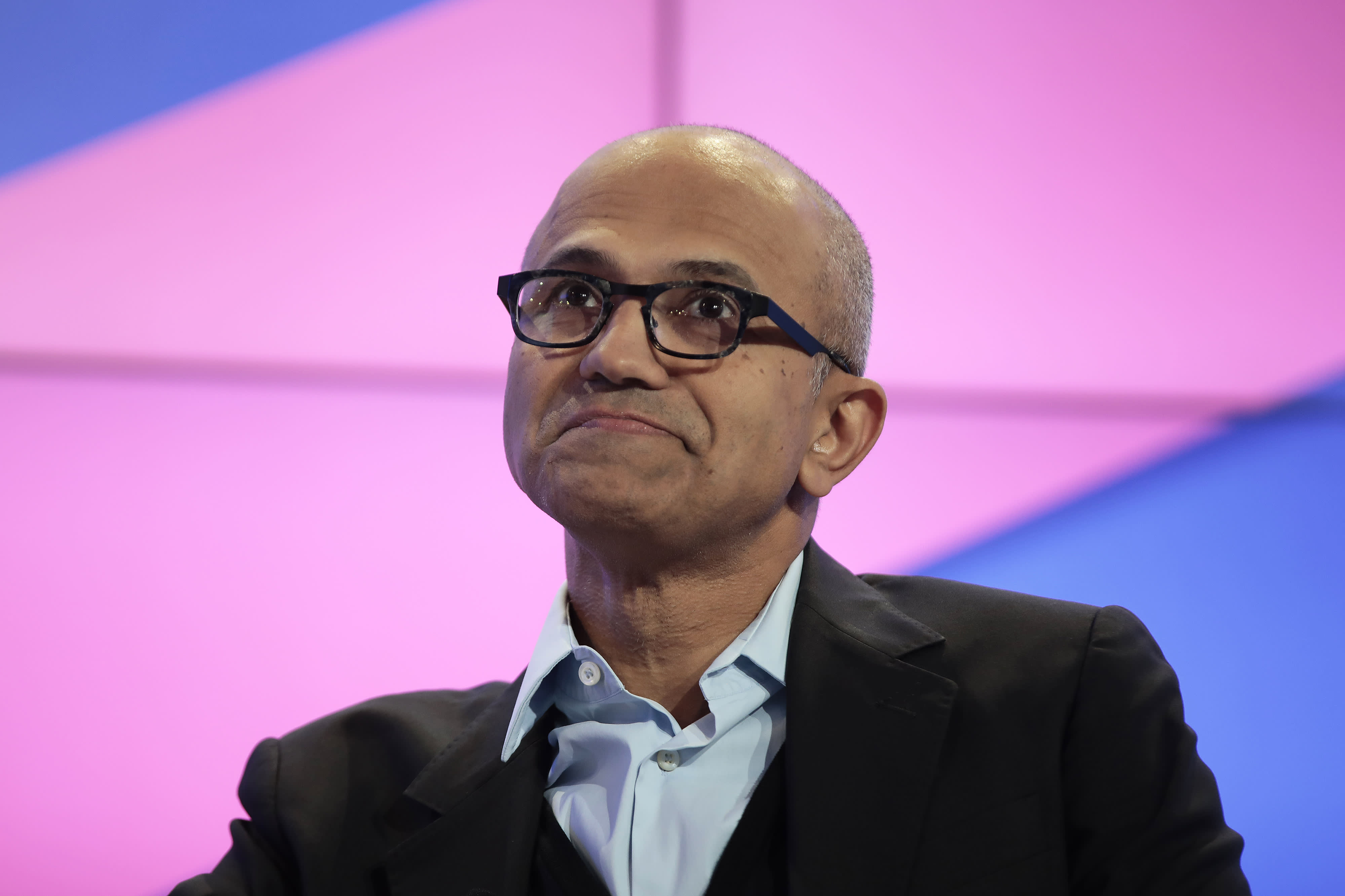 Dyrektor generalny Microsoftu mówi o problemach ze sztuczną inteligencją i ich wpływie na miejsca pracy i edukację