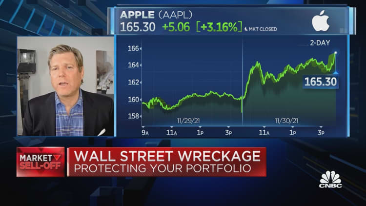 Ultimate safety trade: 'Stay long' Apple, says Chartmaster