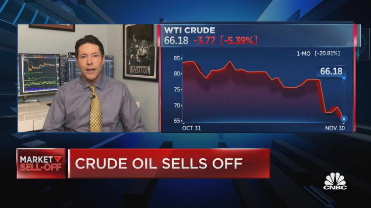 Crude collapses, hits lowest level since August