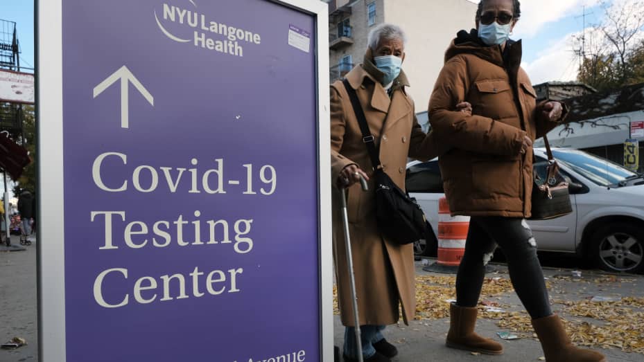 Một bảng hiệu bên ngoài bệnh viện quảng cáo xét nghiệm COVID-19 vào ngày 19 tháng 11 năm 2021 tại Thành phố New York.