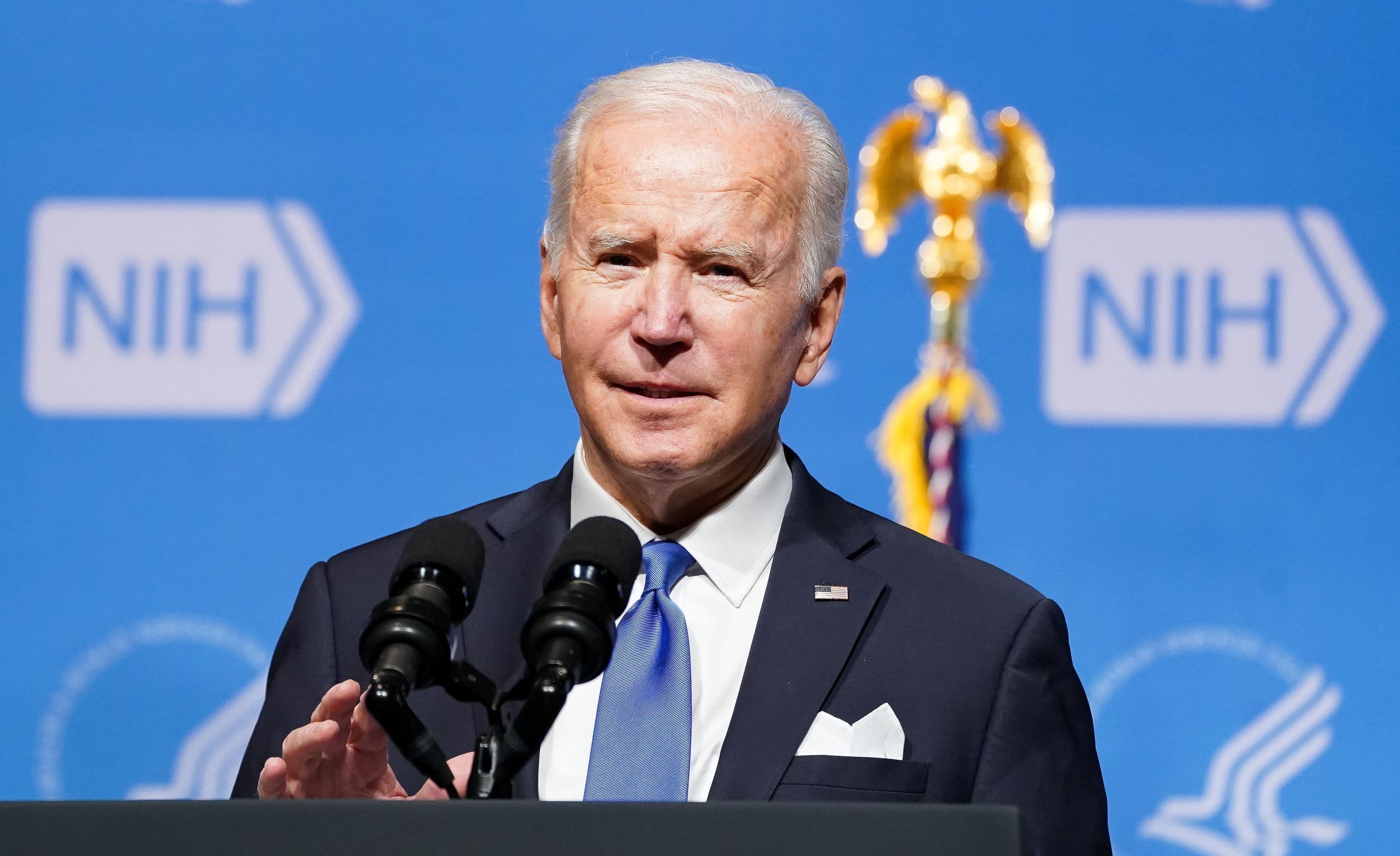 Biden says he doesn't want lockdowns and won't expand vaccine mandates to fight Covid this winter - CNBC