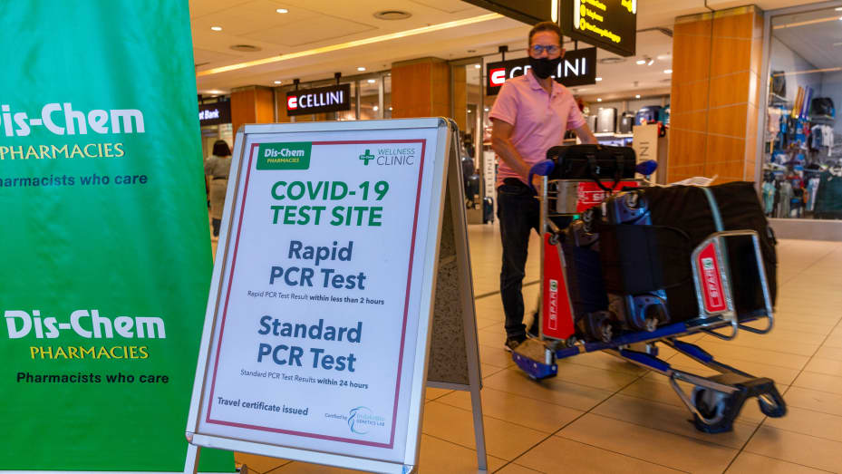 Un letrero del sitio de prueba de PCR rápida Covid-19 en el Aeropuerto Internacional de Ciudad del Cabo en Ciudad del Cabo, Sudáfrica, el viernes 3 de diciembre de 2021.