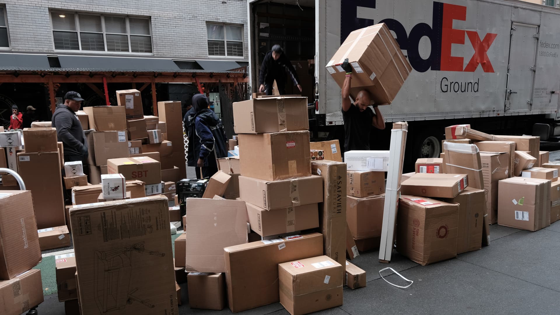 FedEx is reassuring holiday shippers and retailers it can deliver for peak season