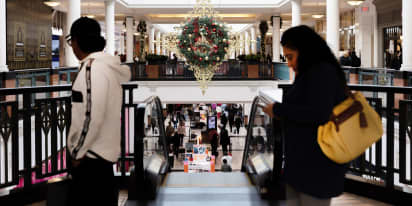 Caution around holiday spending is the highest since 2013, CNBC survey shows