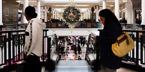 Consumers’ caution around holiday spending is the highest since 2013, CNBC survey shows