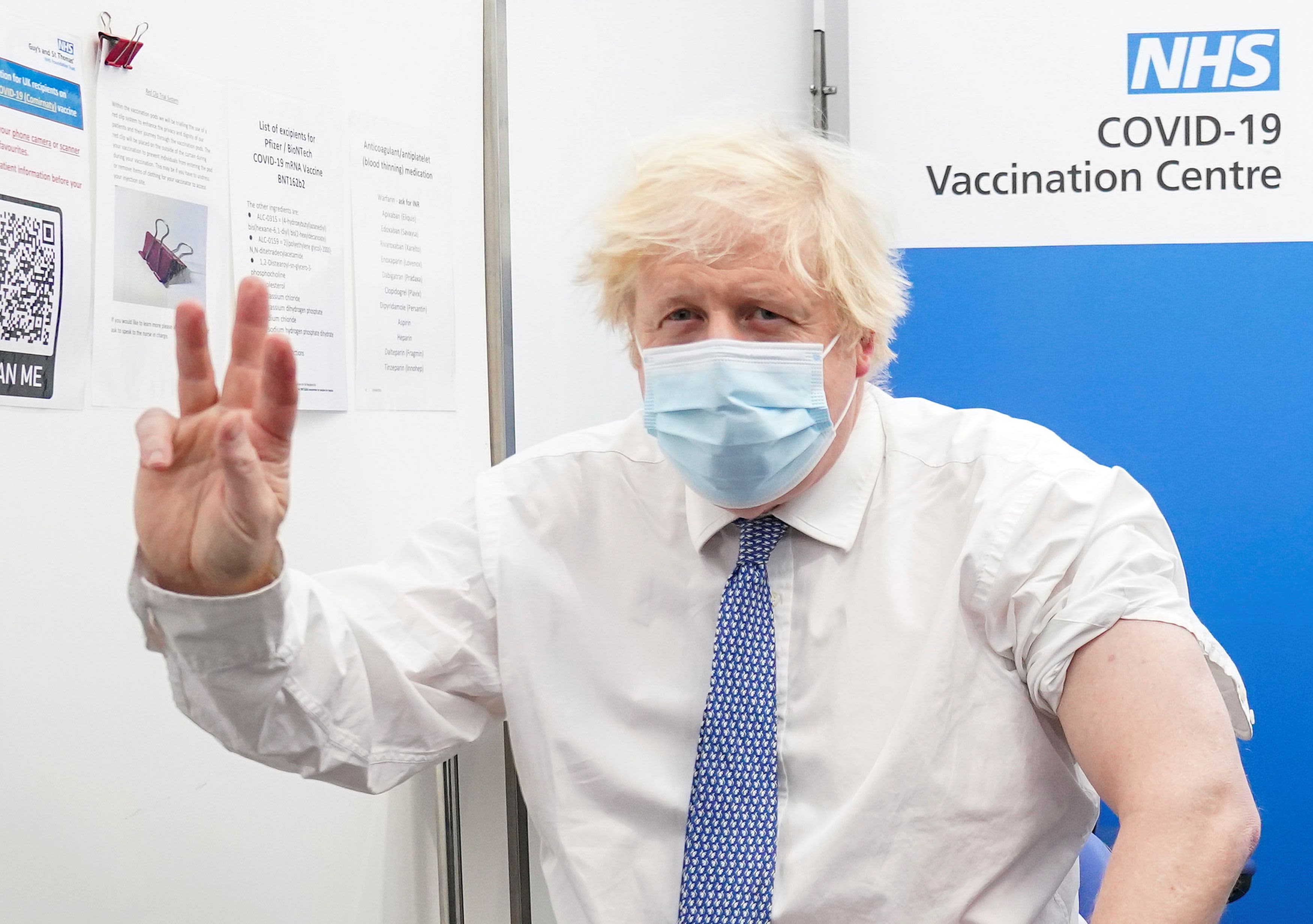 Ekspertai teigia, kad JK gali būti pirmoji šalis, išlipusi iš pandemijos