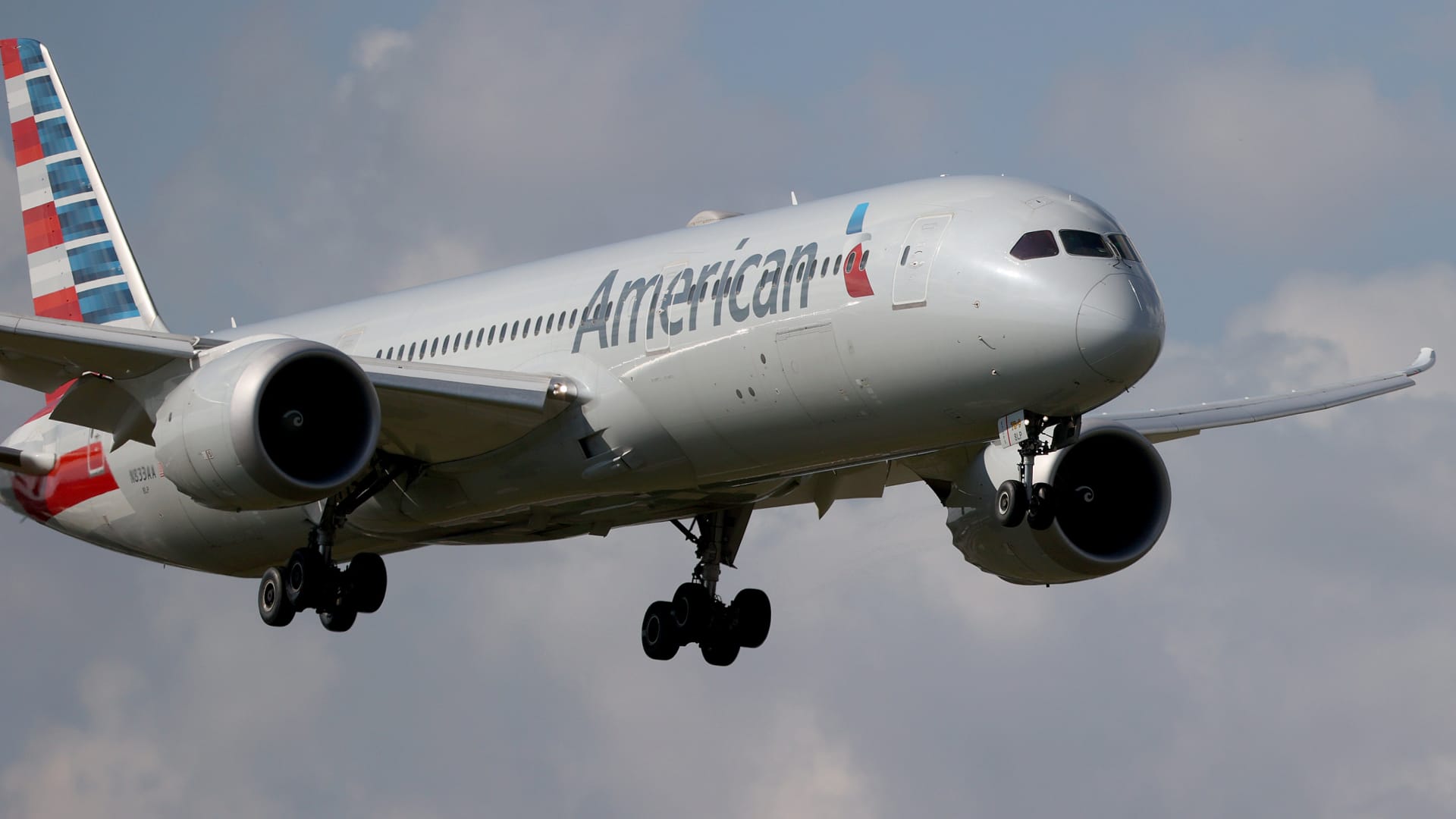 American Airlines scheduling glitch allows pilots to drop thousands of July flights