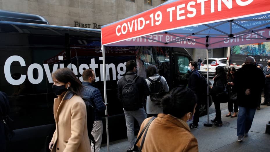 Las personas esperan en la fila para tomar las pruebas de la enfermedad por coronavirus (COVID-19) en un sitio de prueba emergente en la ciudad de Nueva York, EE. UU., 14 de diciembre de 2021.