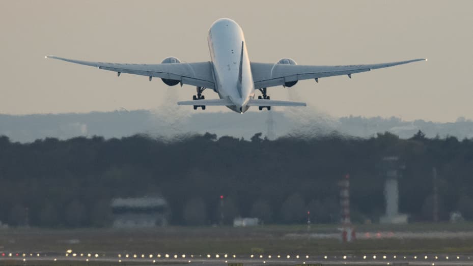 A passenger plane takes off from Frankfurt Airport. The aviation industry is particularly hard hit by the effects of the global Corona pandemic.