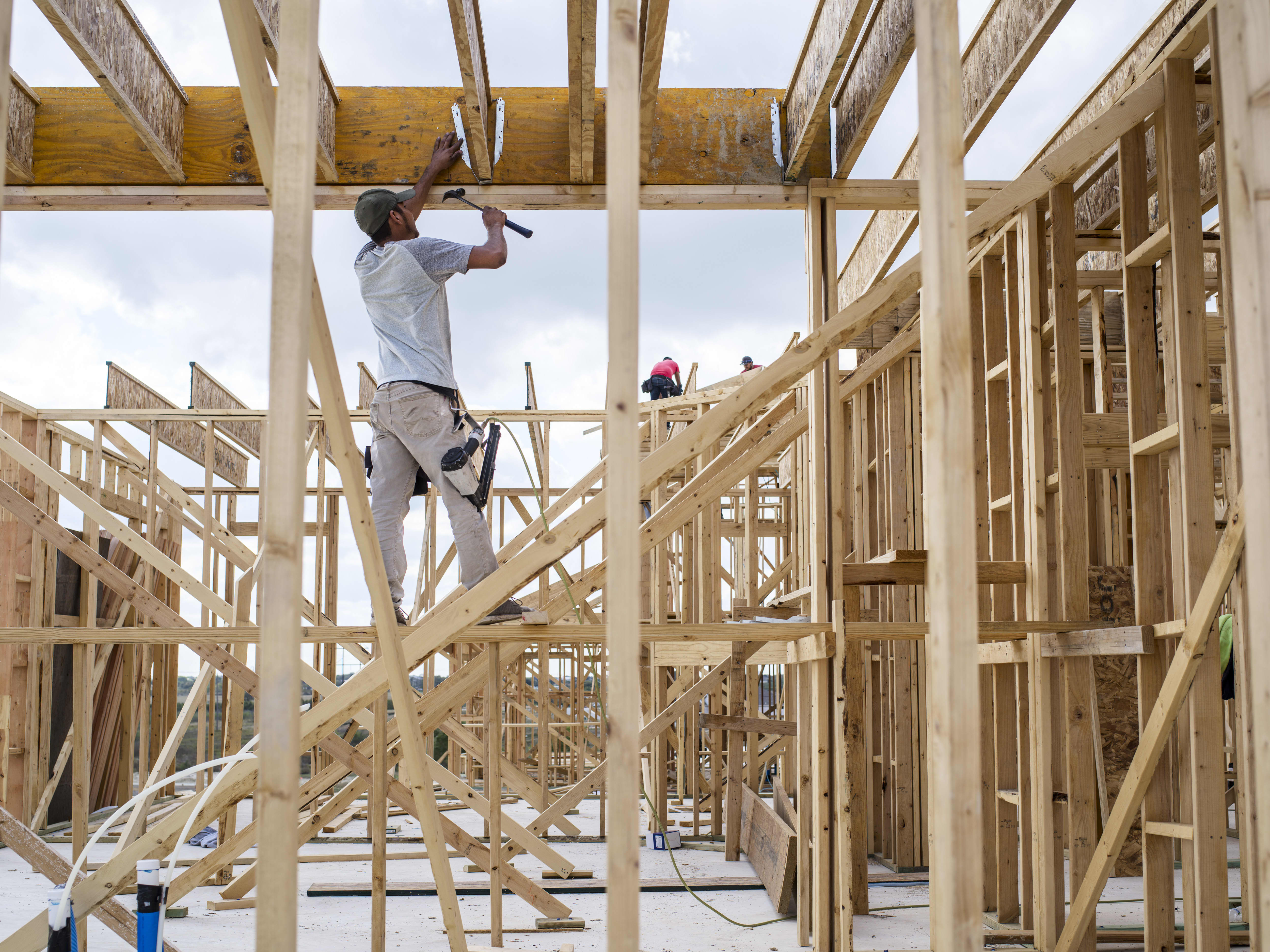 Homebuilder confidence ends the year on a high even as costs rise and labor is in short supply
