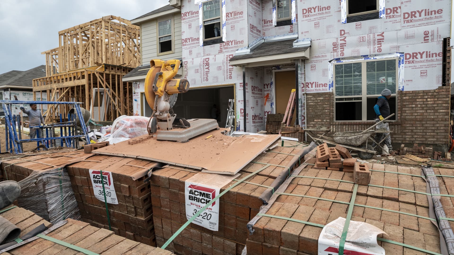 Homebuilder sentiment rises in April, as builders seize near-record share of the market