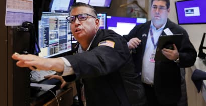 Dow notches 5-day winning streak, S&P 500 dips from record