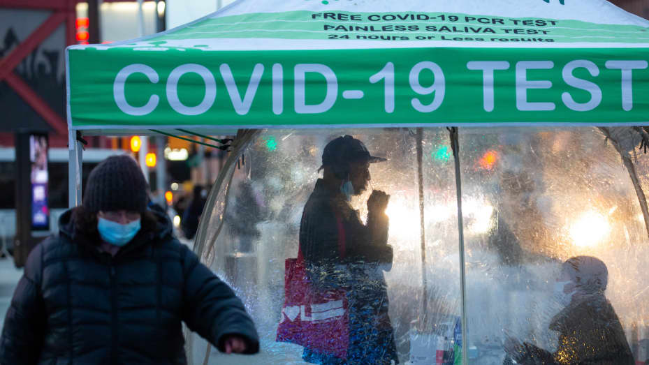 2021 年 12 月 17 日，一個人在美國紐約布魯克林區對 COVID-19 進行自我拭子測試。