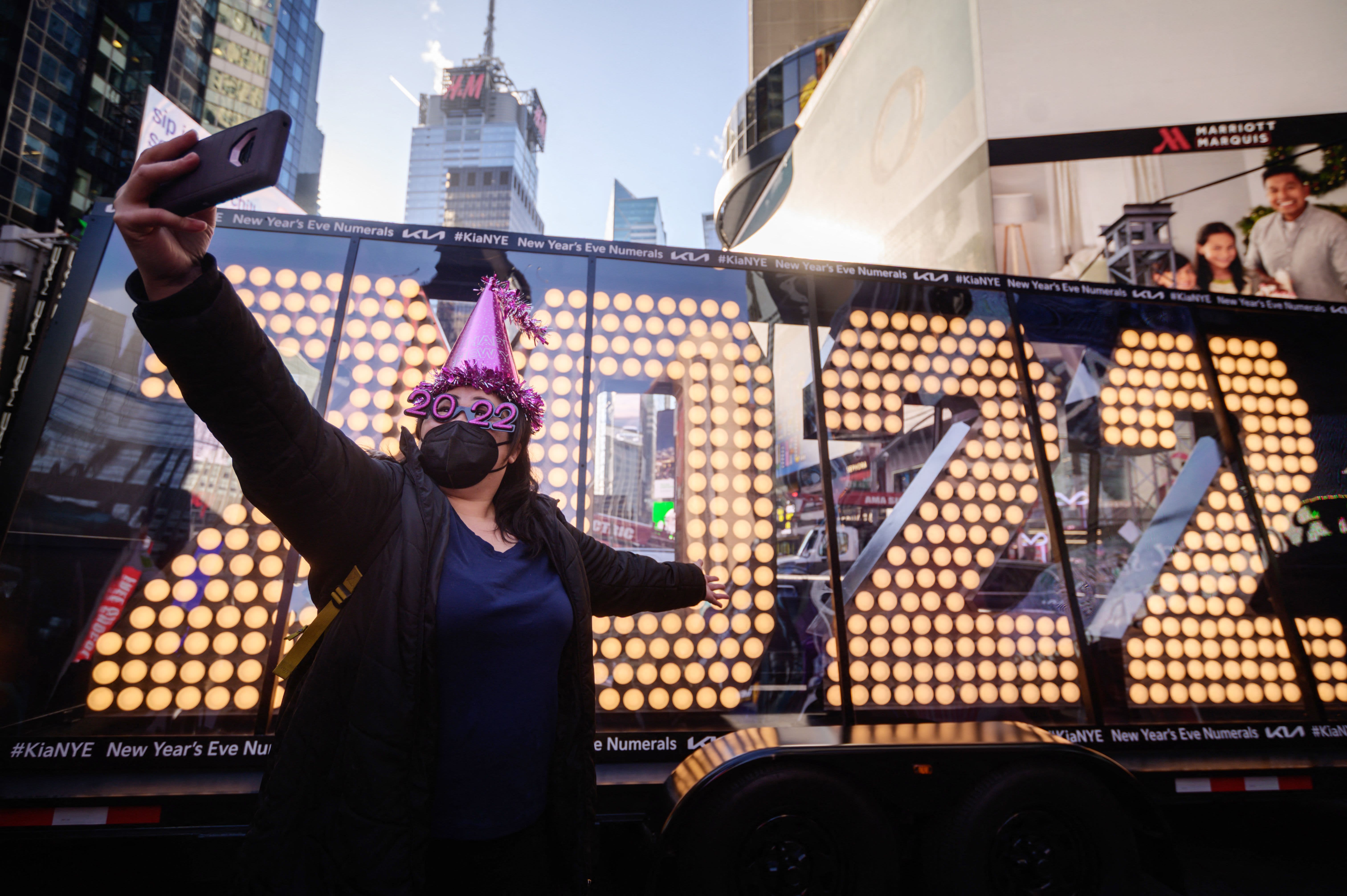 New York will require masks and social distancing at scaled-back Times Square Ne..