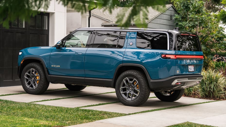 Rivian's R1S electric SUV arrives in 2022.