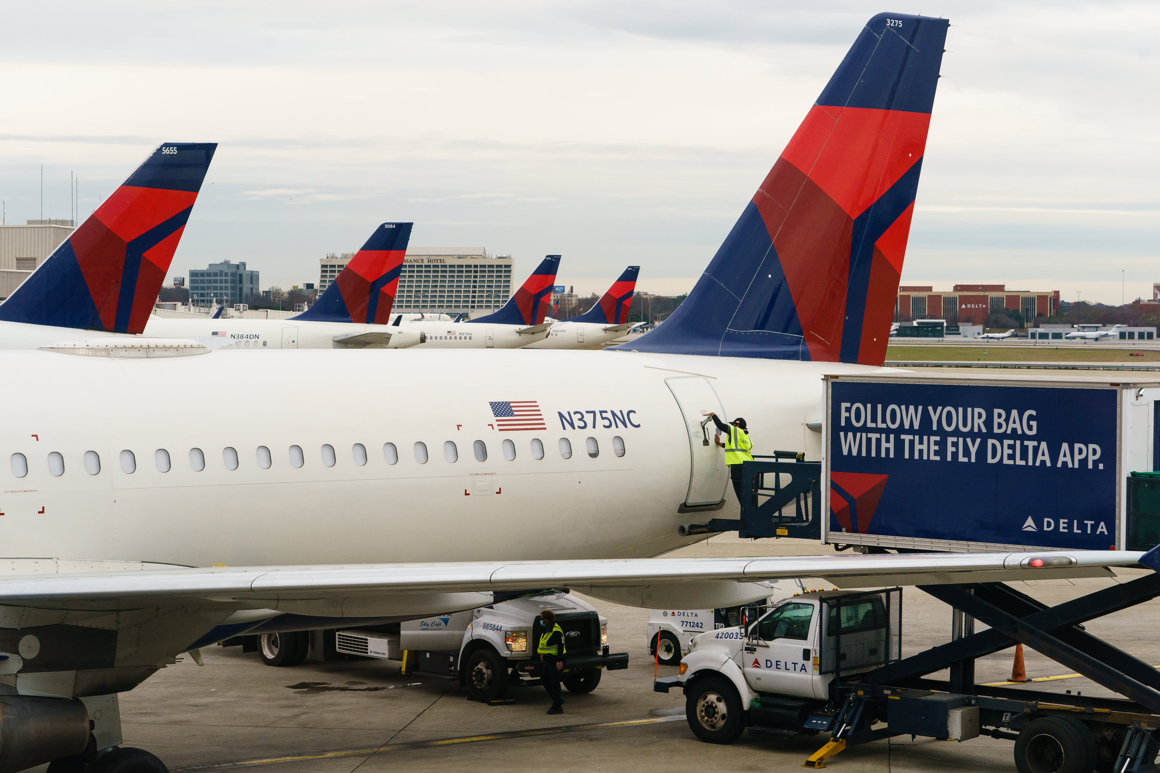 Delta joins other airlines in cutting earnings estimates due to rising costs