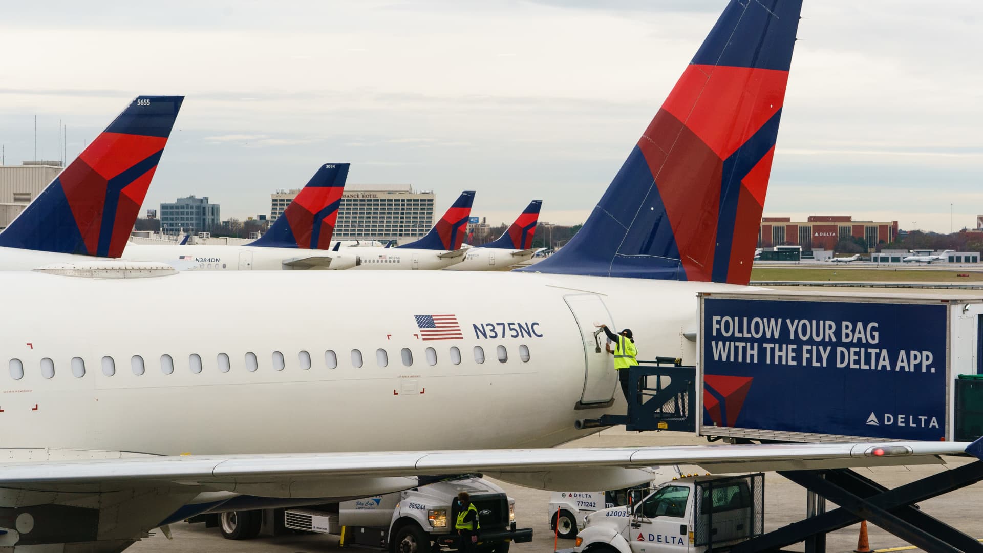 Delta joins other airlines in cutting profit estimates on higher costs