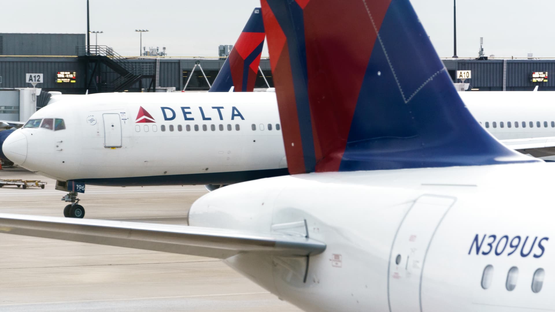 Delta Air Lines airplanes at the Hartsfield-Jackson Atlanta International Airport (ATL) in Atlanta, Georgia, U.S., on Tuesday, Dec. 21, 2021.