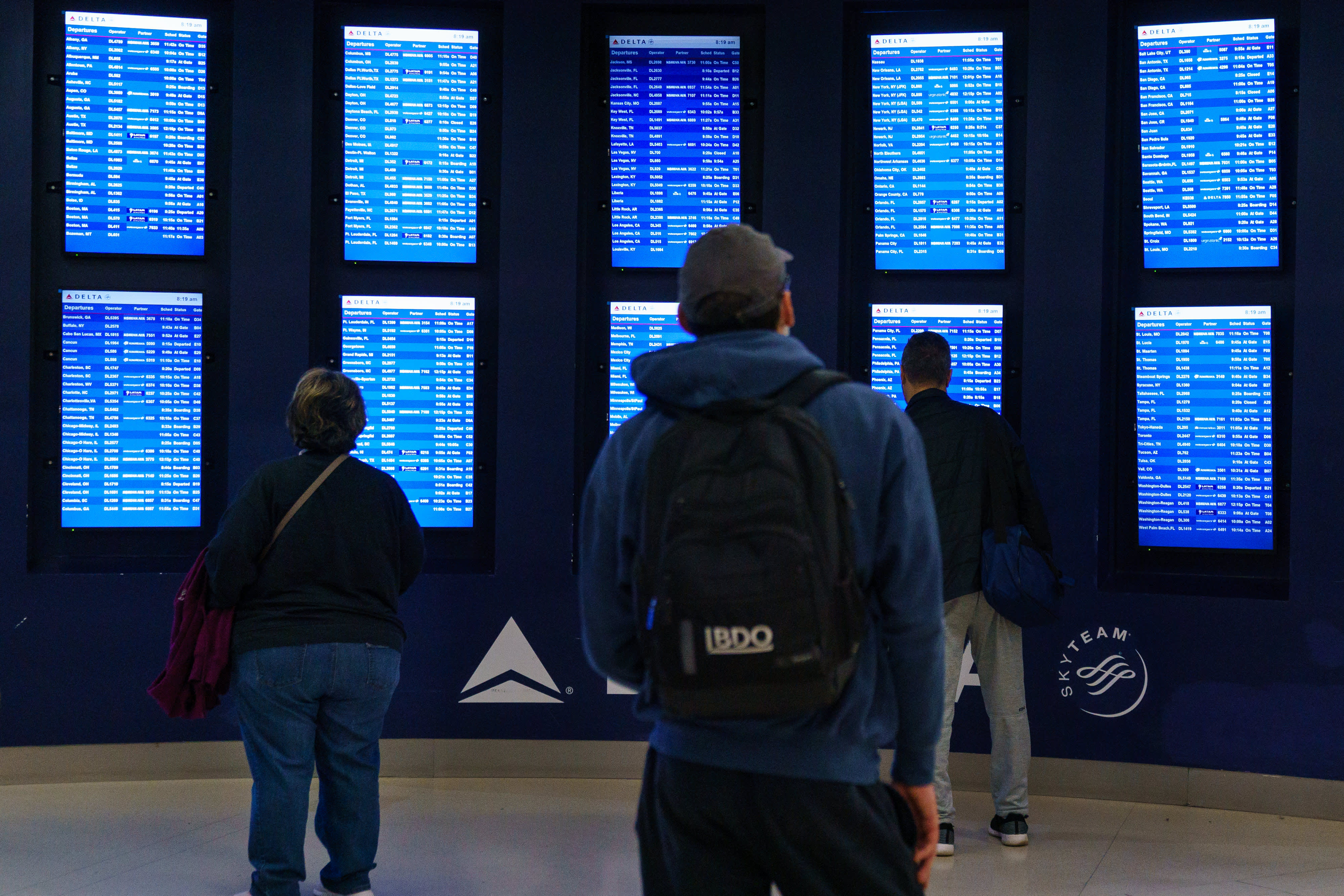 Rocky start to 2022 air travel as bad weather, omicron drive thousands of cancellations