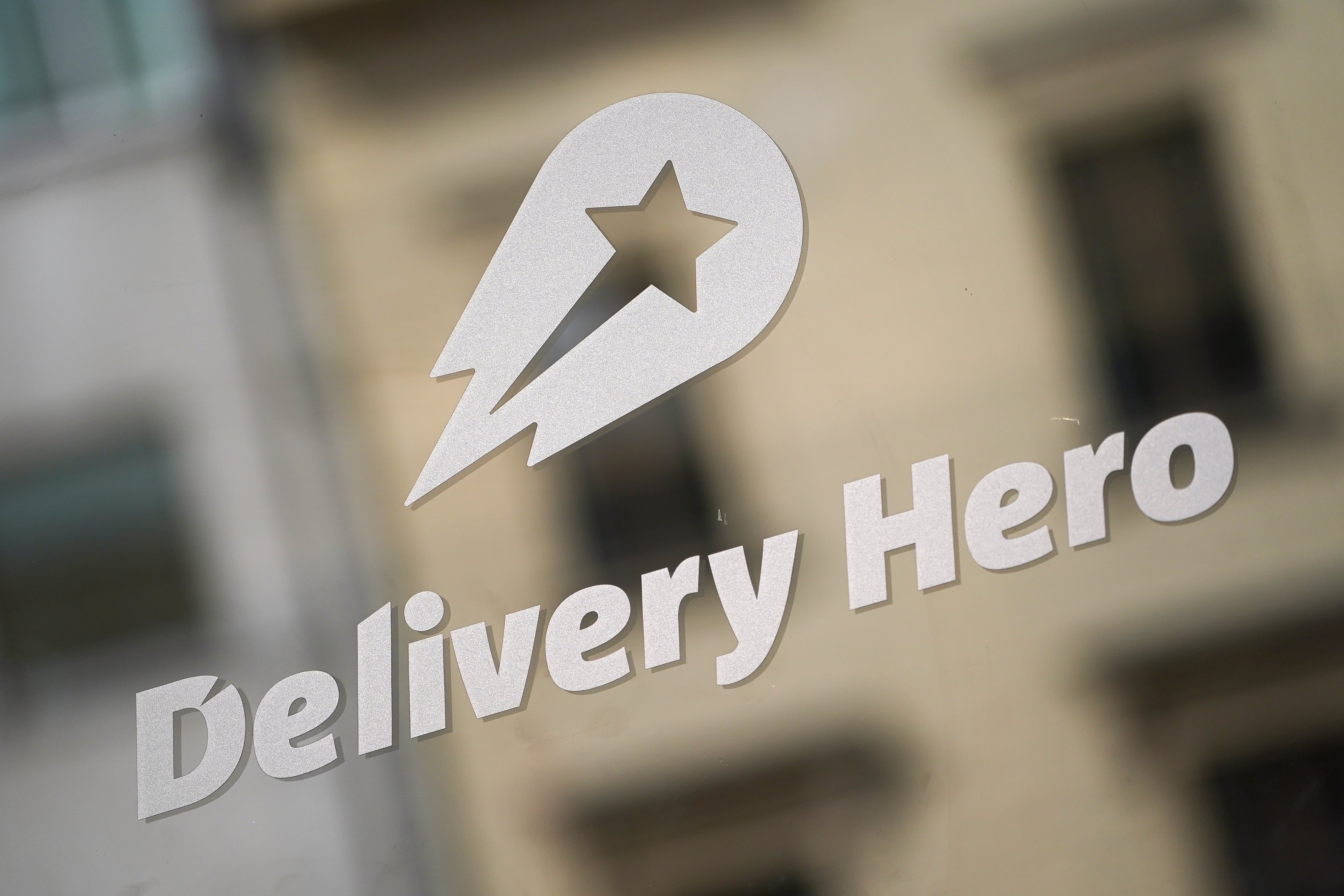 Delivery Hero shares plunge on disappointing 2022 earnings guidance