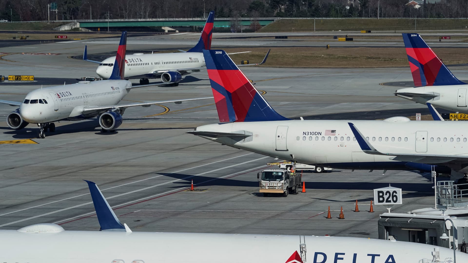 Delta Air Lines gives staff another 5% raise, hikes starting wages to $19 an hour - CNBC image