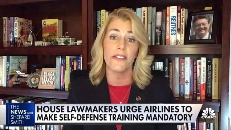 Lawmakers call on airlines to make self-defense training necessary