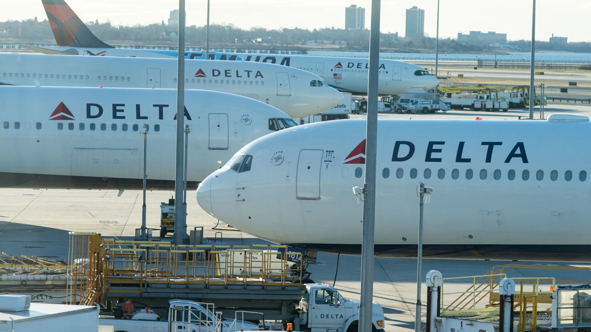 Delta hikes sales forecast to pre-pandemic levels thanks to jump in travel demand and fares